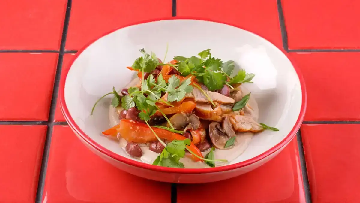 Салат с курицей и красной фасолью