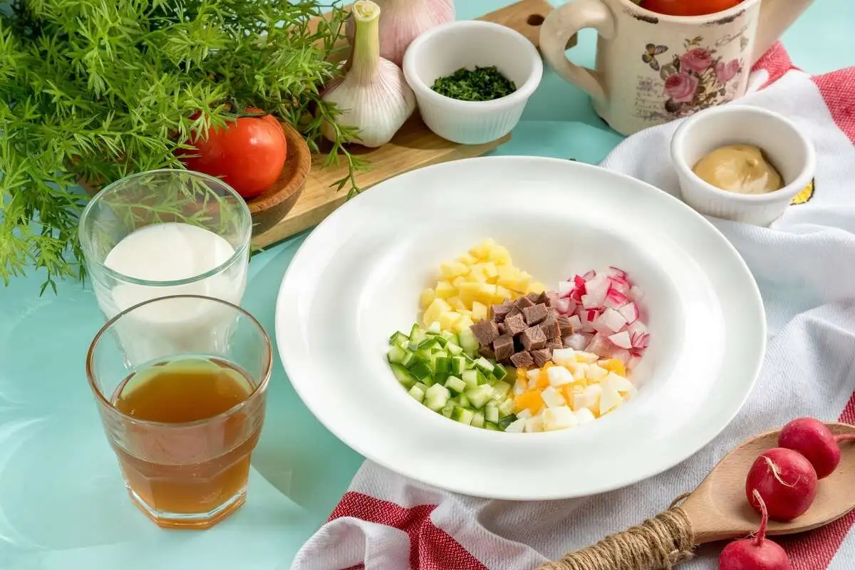 Окрошка мясная на кефире