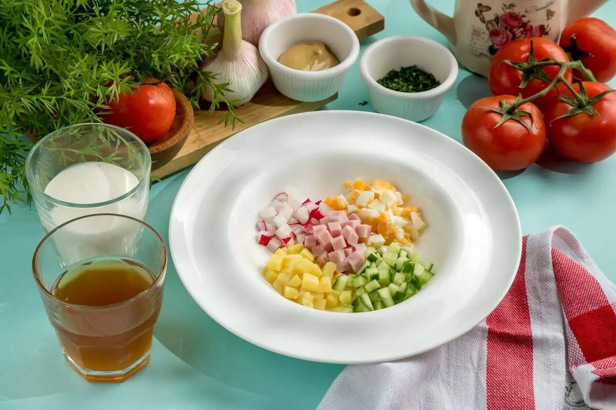 Окрошка с ветчиной на кефире