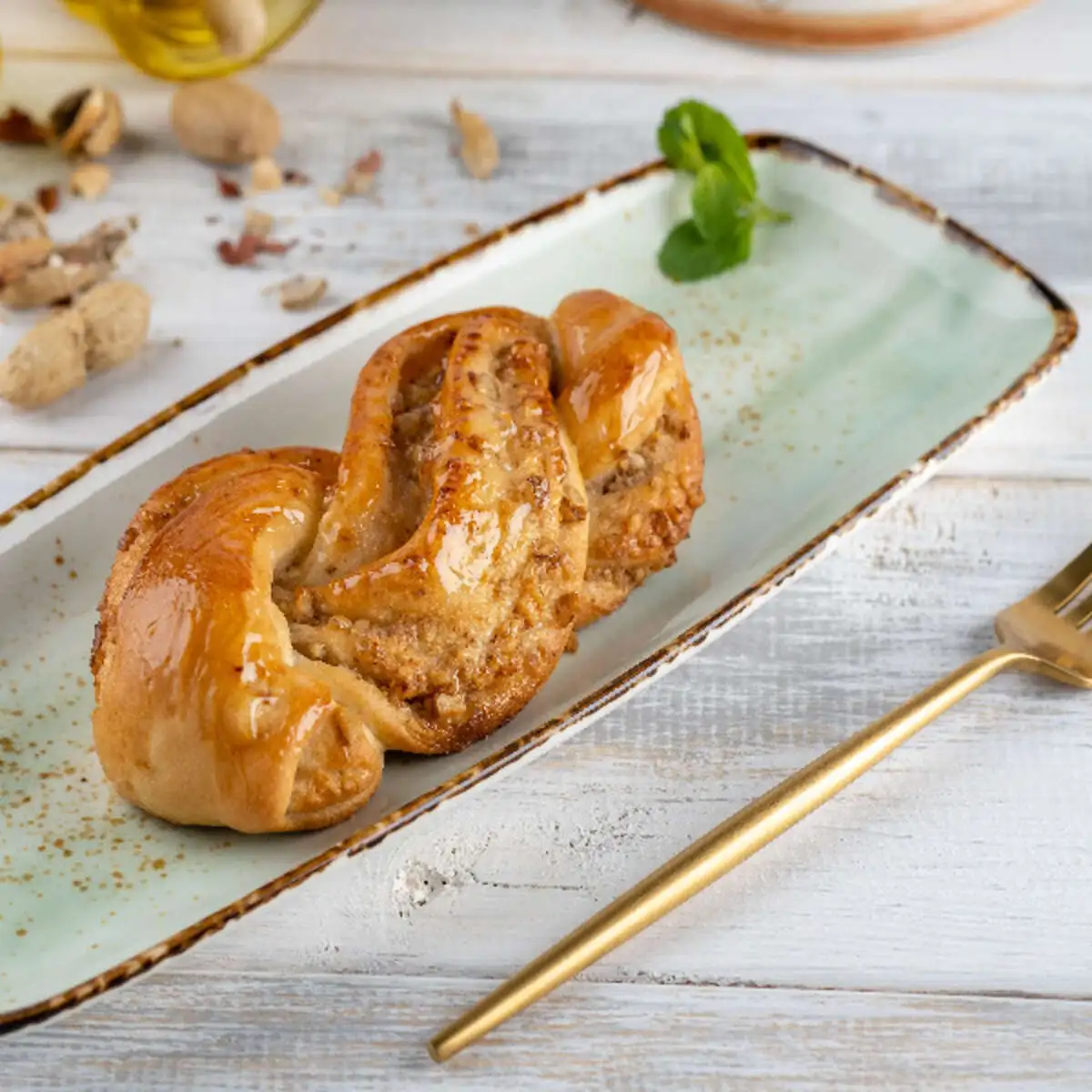 Булочка плетеная с грецким орехом