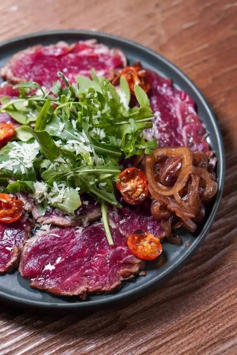 Ростбиф из говядины с рукколой и вялеными томатами 120гр.