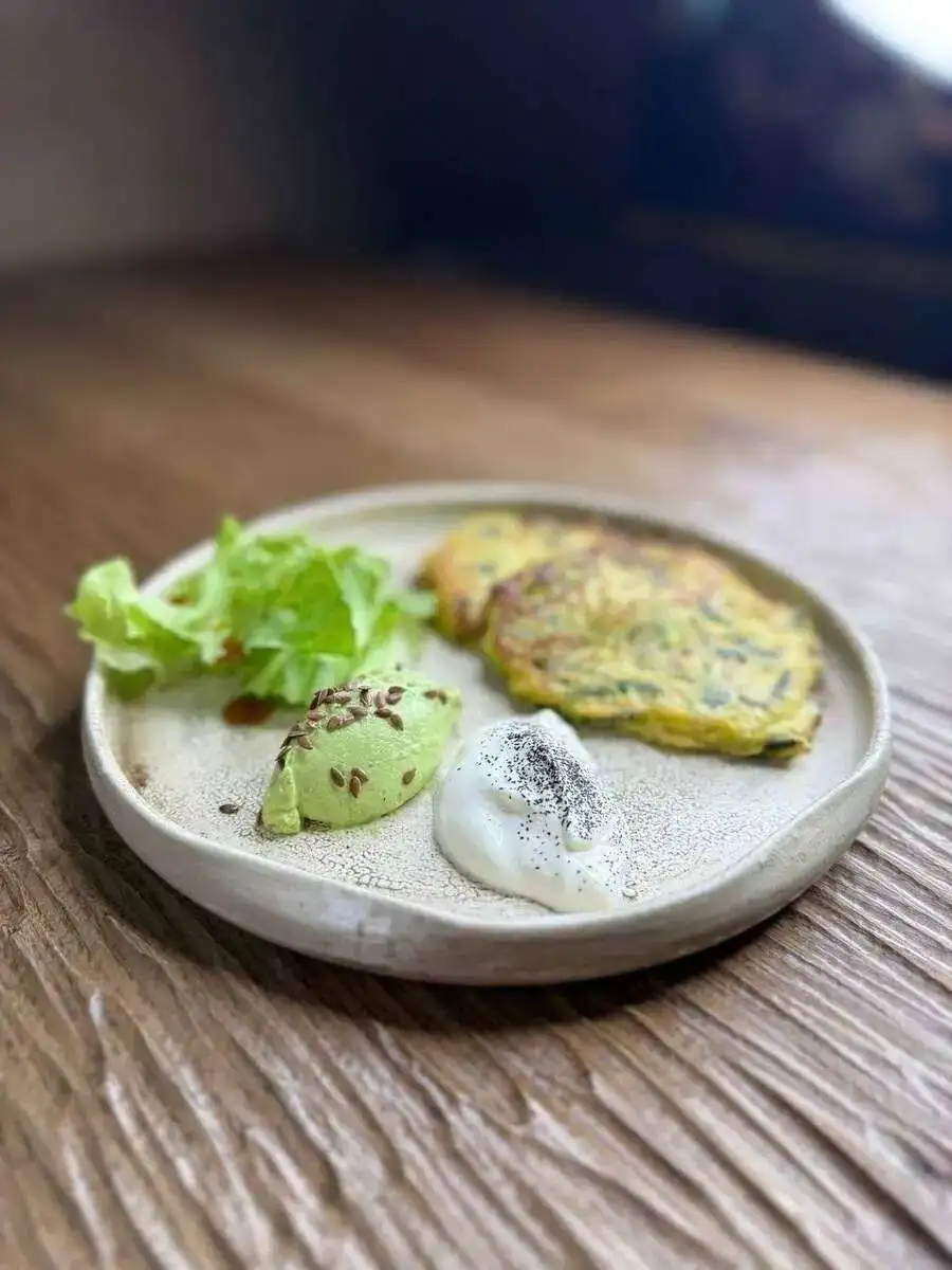 Оладьи из кабачка и шпината со сметаной 140гр.