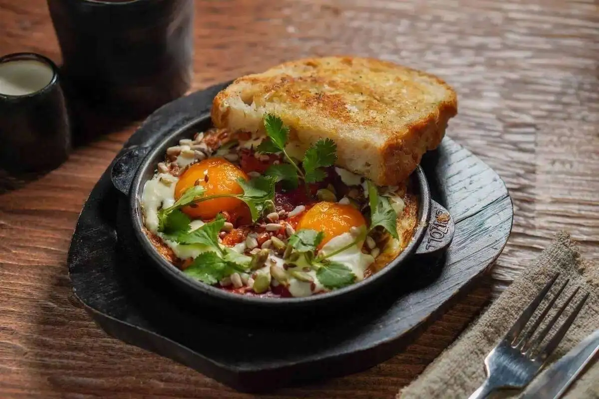 Шакшука с греческим сыром и ремесленным хлебом 260гр.