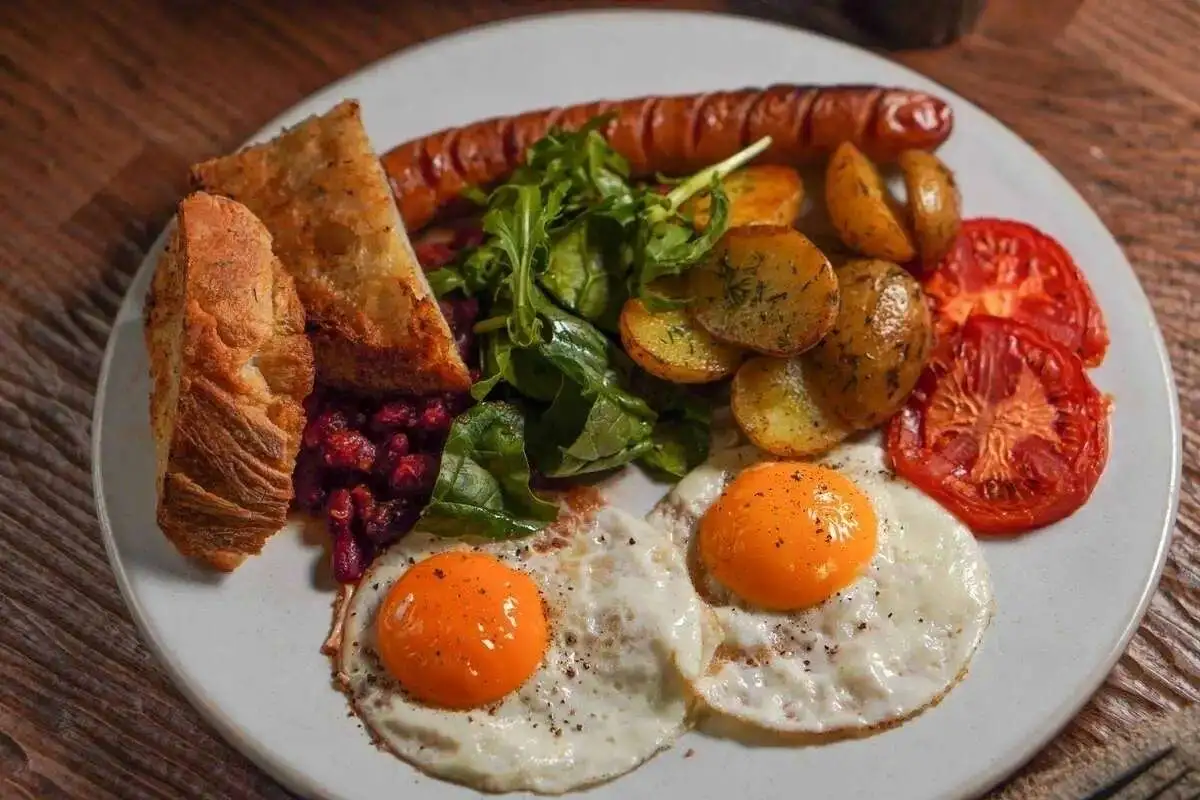 Глазунья или Омлет с колбаской из смокера, картофелем и красн фасолью 350гр