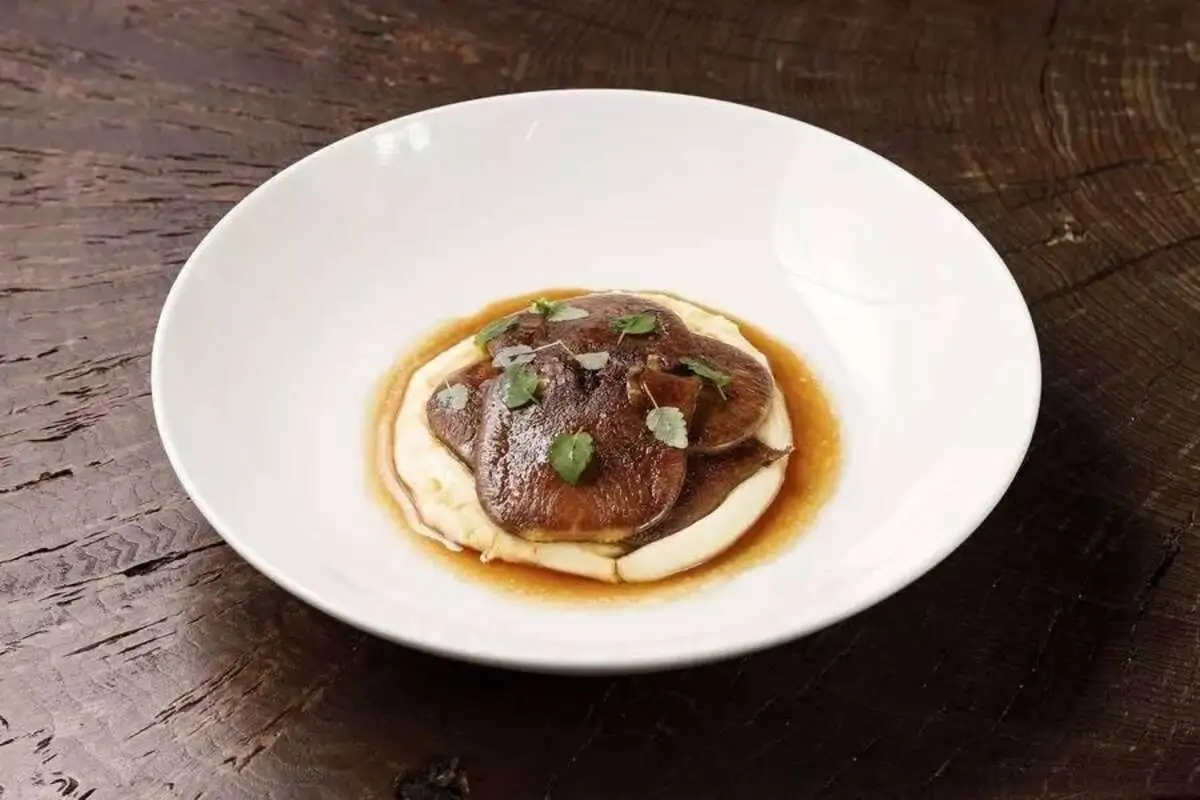 Телячий язык с картофельным кремом на пармезане 250гр.