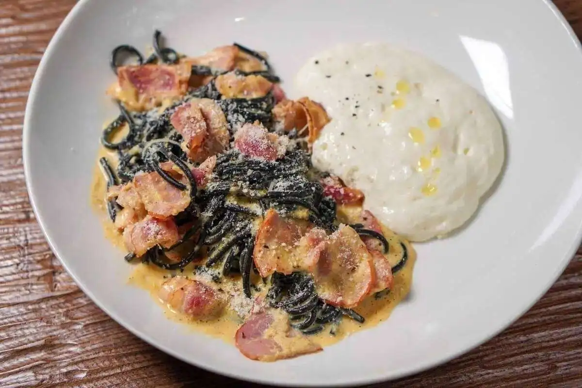 Черная карбонара с беконом и муссом из пармезана 230гр.