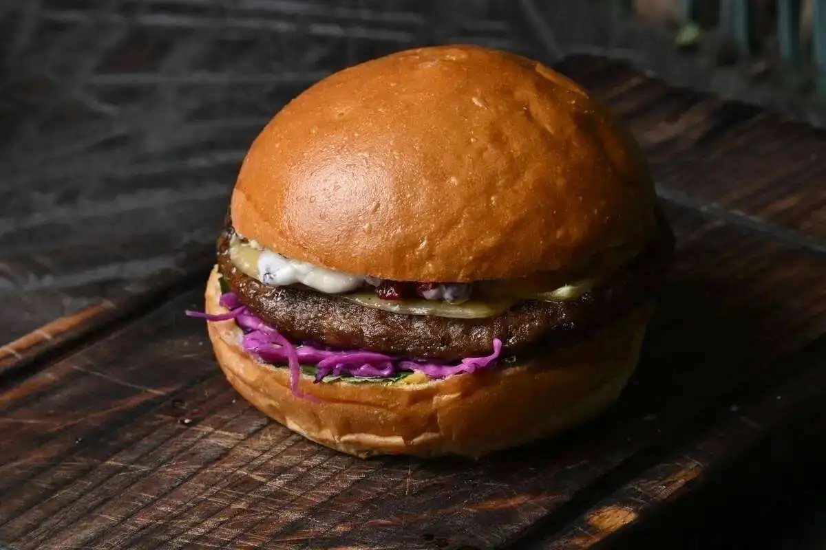 Норвежский бургер с говяжей котлетой и бруснично-копченым конфитюром 250гр.