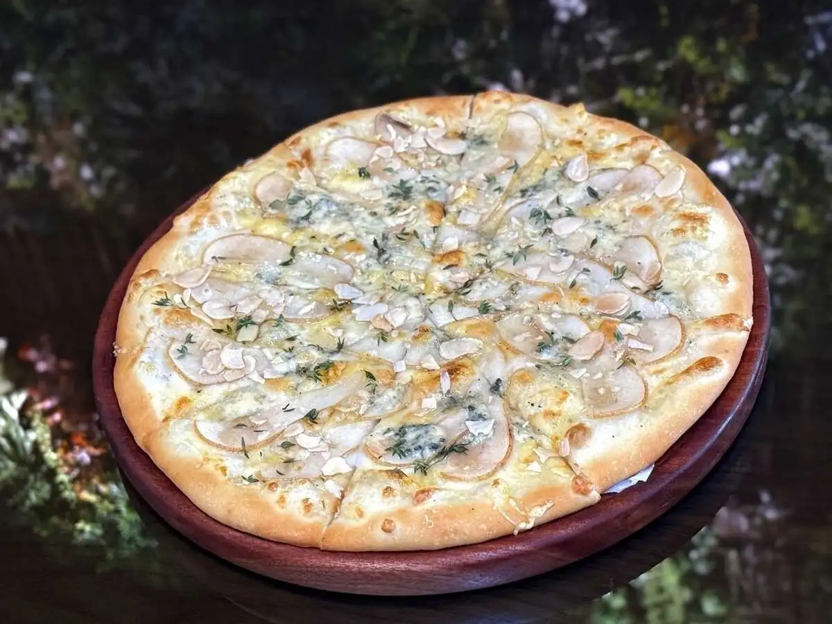 Пицца с грушей и горгонзолой/Pizza with pear and gorgonzola