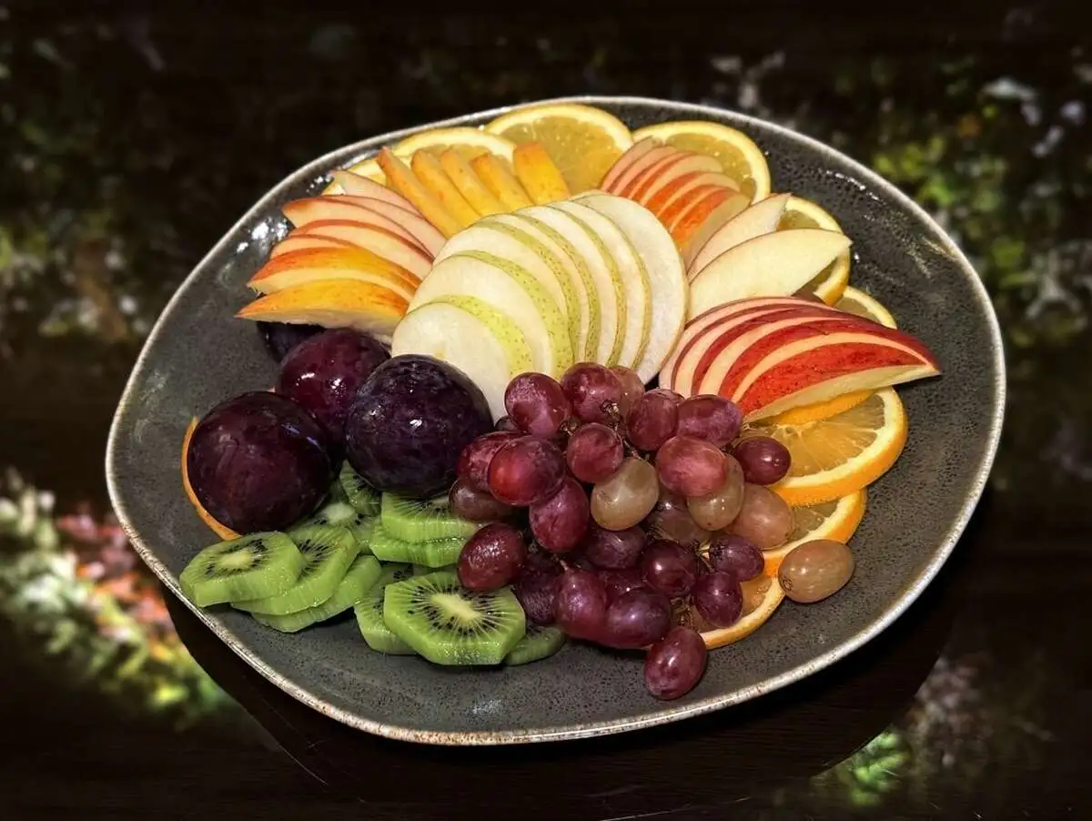 Фруктовая нарезка в ассортименте/Assorted Fruit Slices