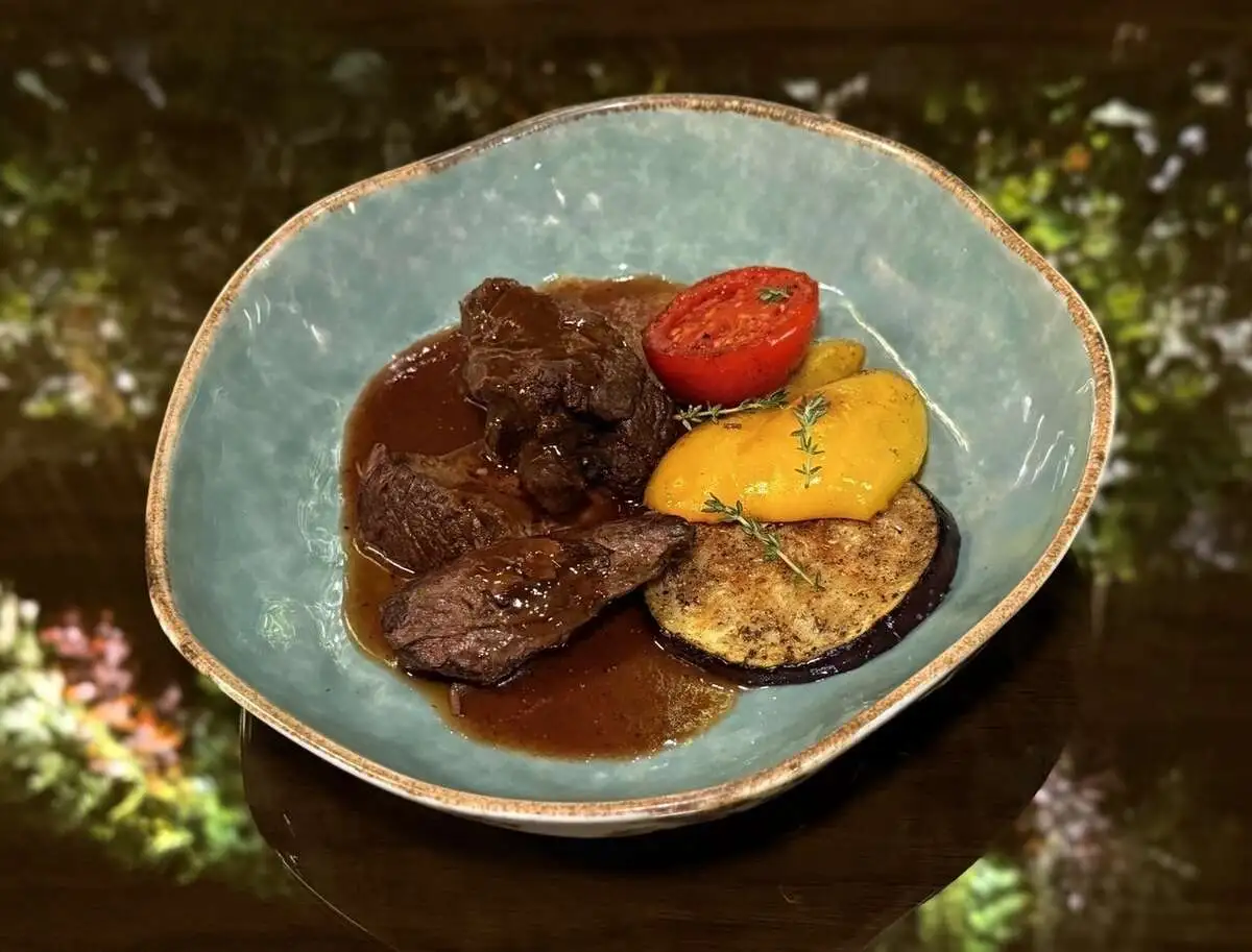 Говяжьи ребра с перечным соусом / Beef ribs with pepper sauce