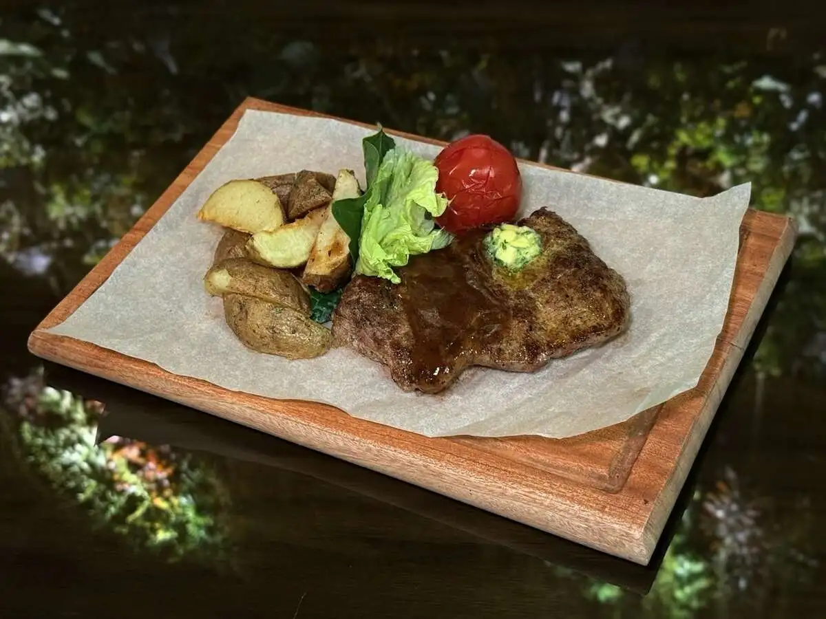 Стейк Стриплоин с печеным картофелем и ароматным маслом/Striploin steak wit