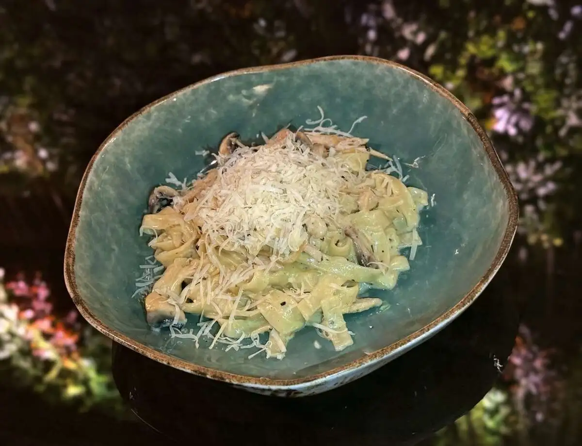 Паста сливочная с курицей и грибами/Pasta in creamy sauce