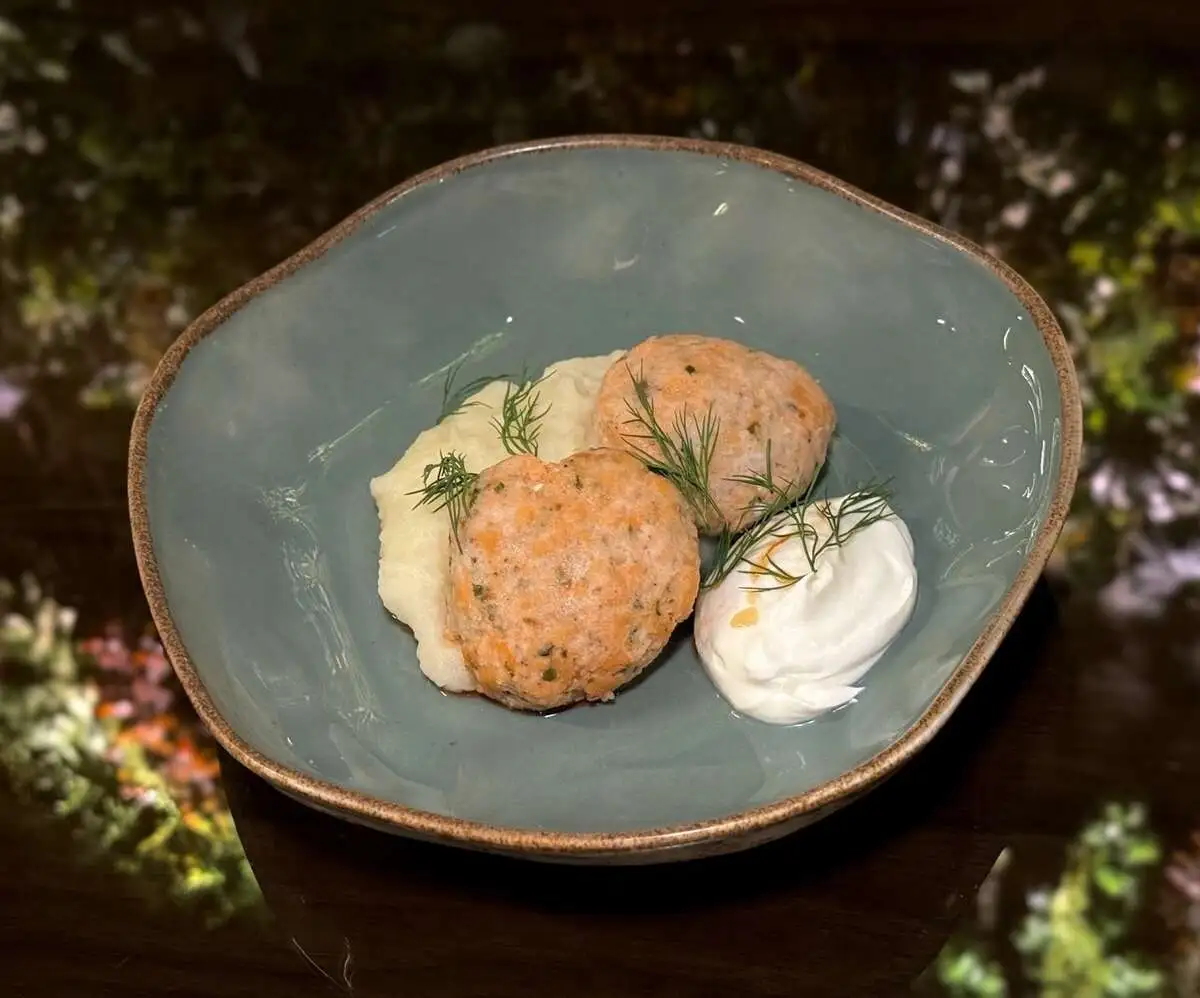 Лососевые котлеты с картофельным пюре/ Salmon cutlets with mashed potatoes