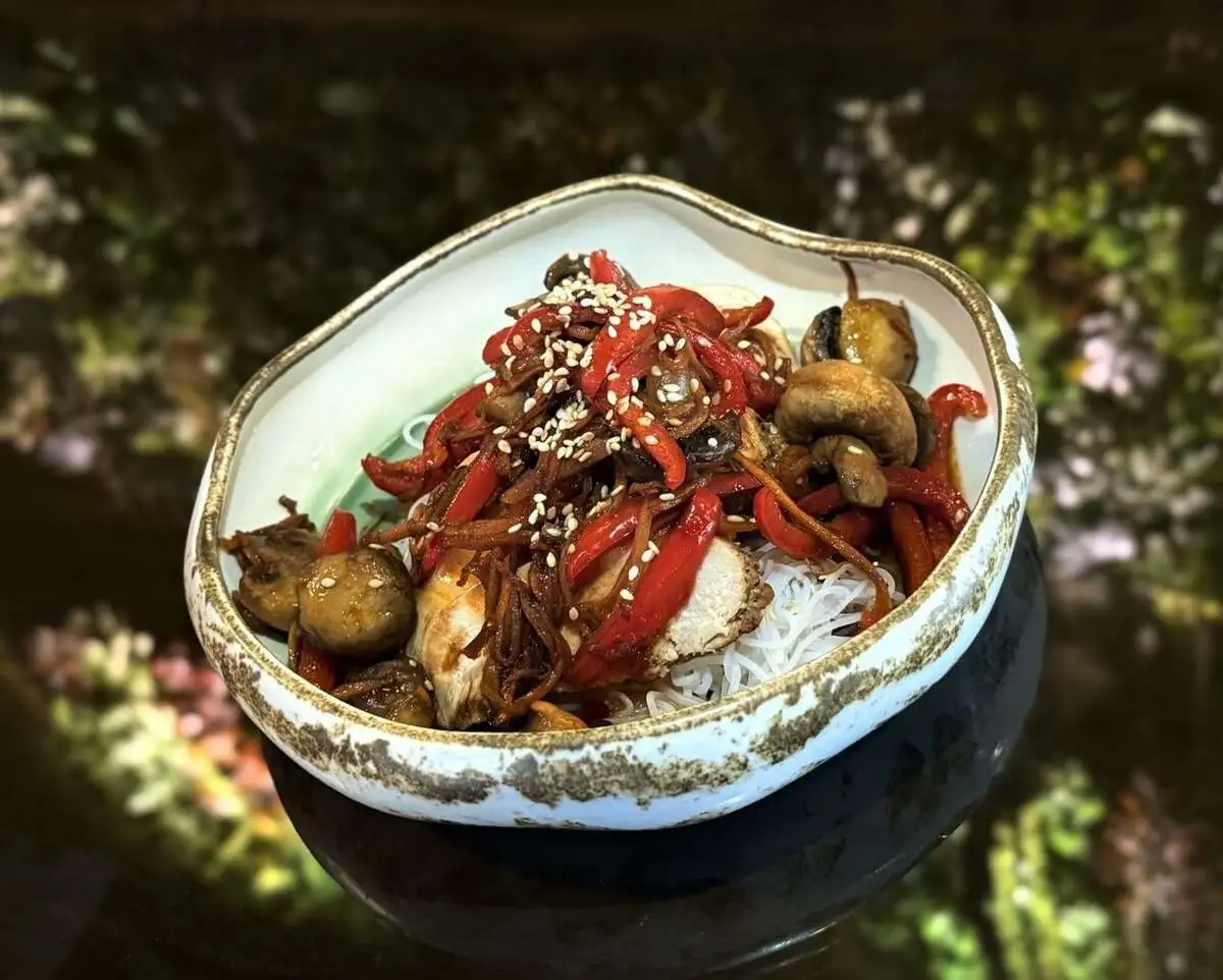 Салат с курицей и рисовой лапшой / Salad with chicken and rice noodles