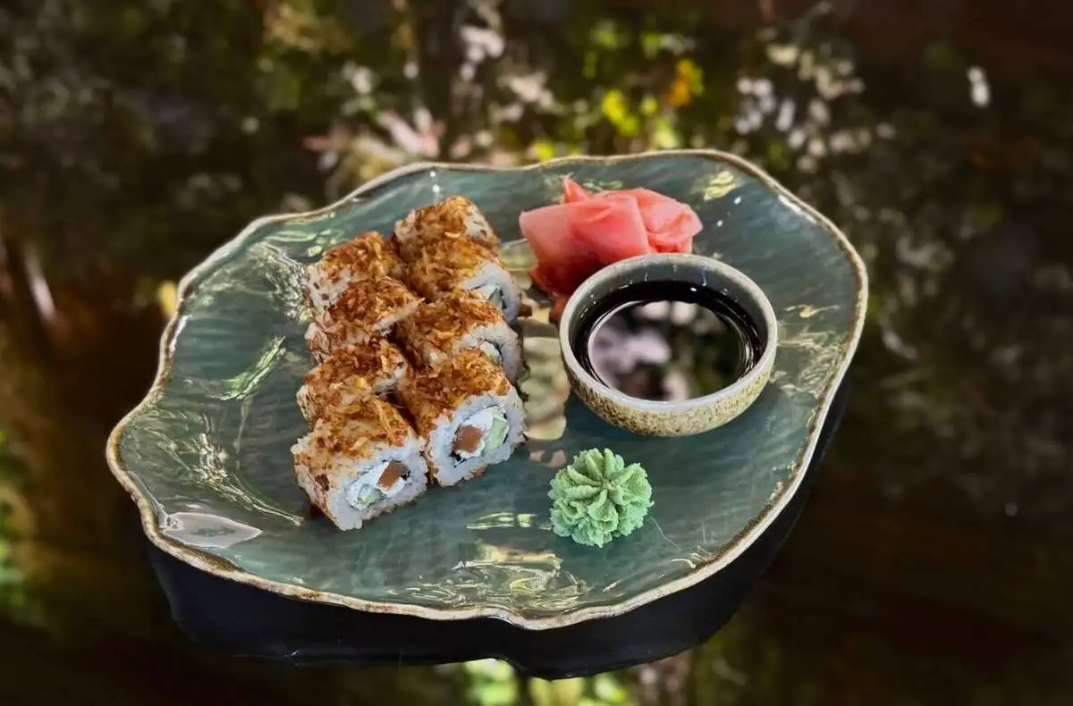 Ролл с лососем и Крисби лук/Salmon Roll with Crisby Onion