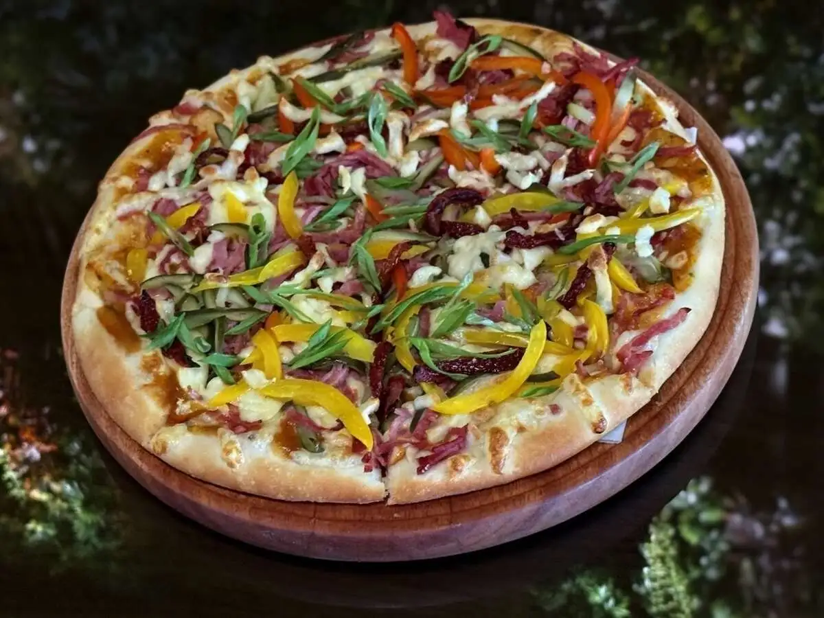 Пицца с беконом, вялеными помидорами и солеными огурцами/Pizza with bacon