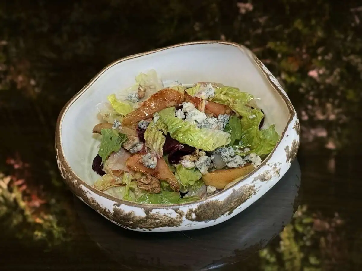 Салат с карамелизованной грушей и запеченной свеклой/Salad with caramelized