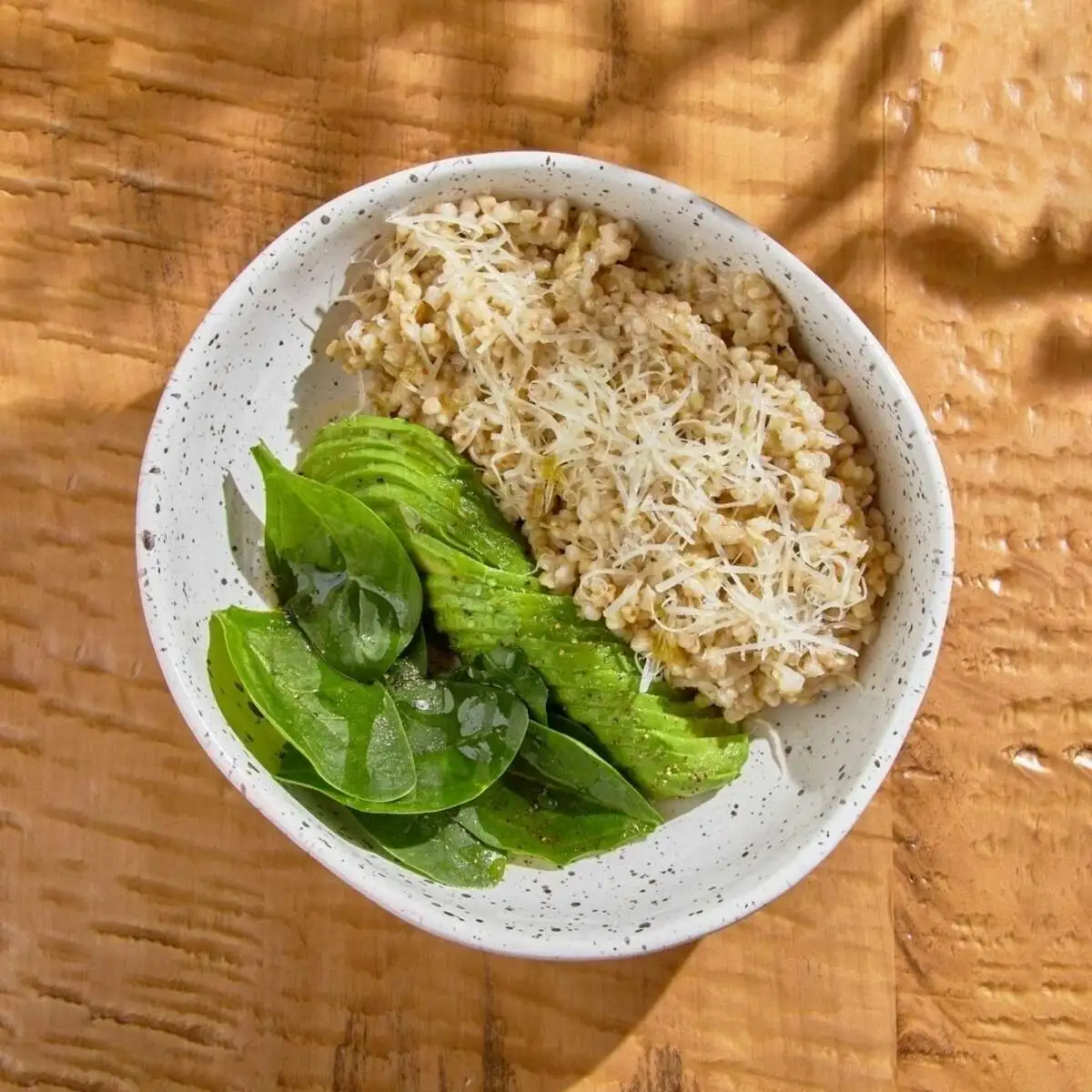 Зеленая гречка с пармезаном и авокадо