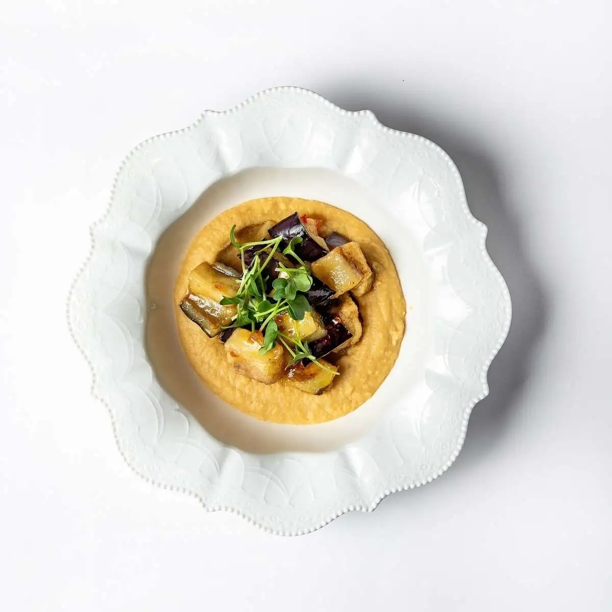 Хумус с криспи баклажанами 