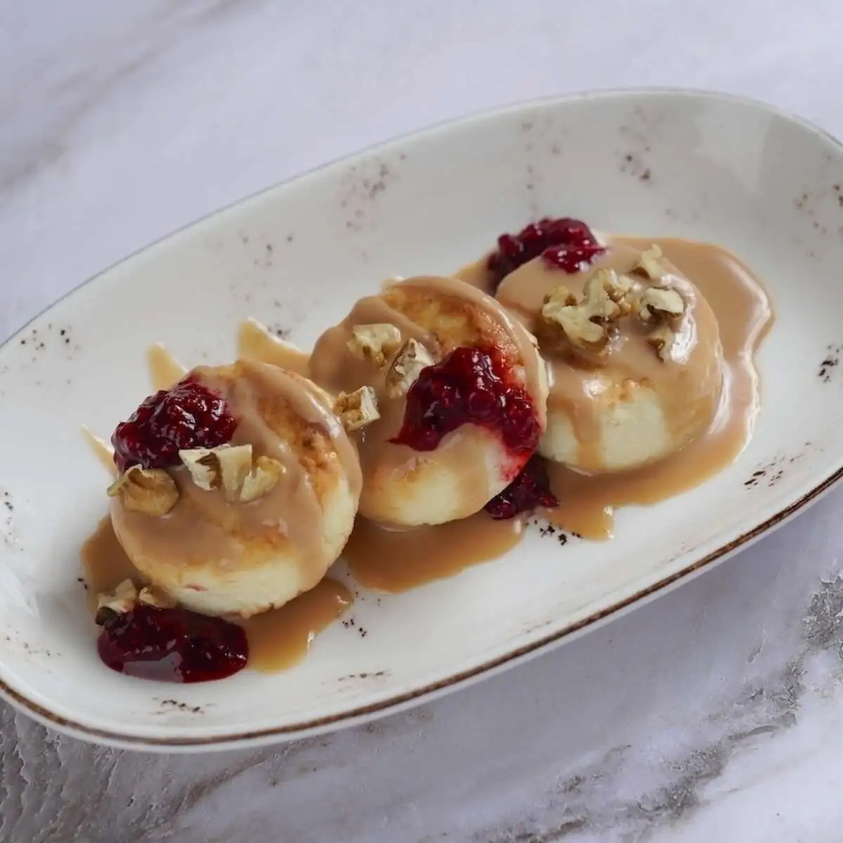 Сырники с соленой карамелью и малиной