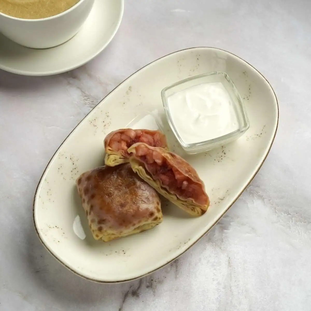 Блины с яблоками и смородиной, со сметаной