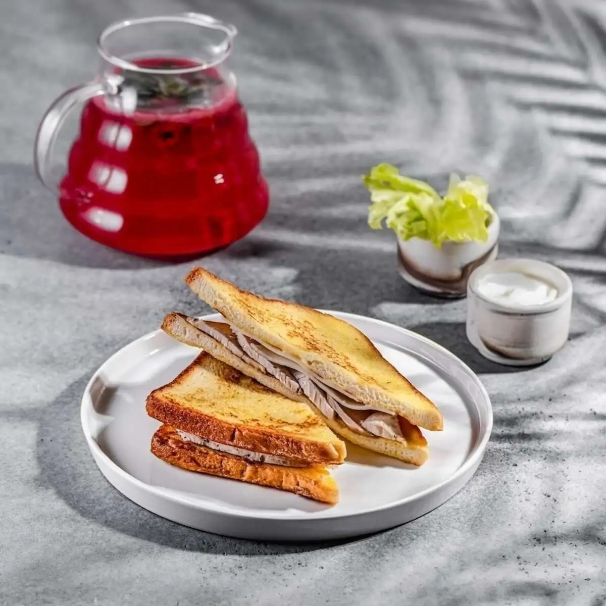 Тост с курицей и чай малина-имбирь