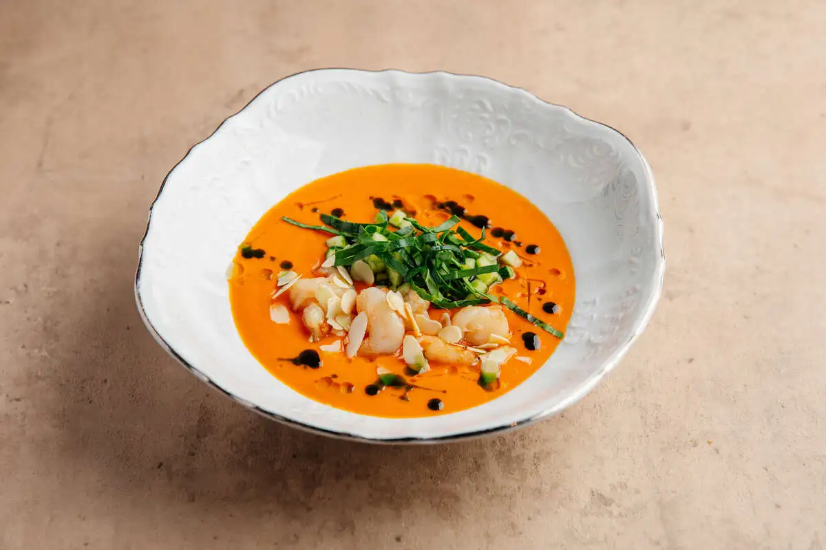 Томатный суп с креветками и цукини