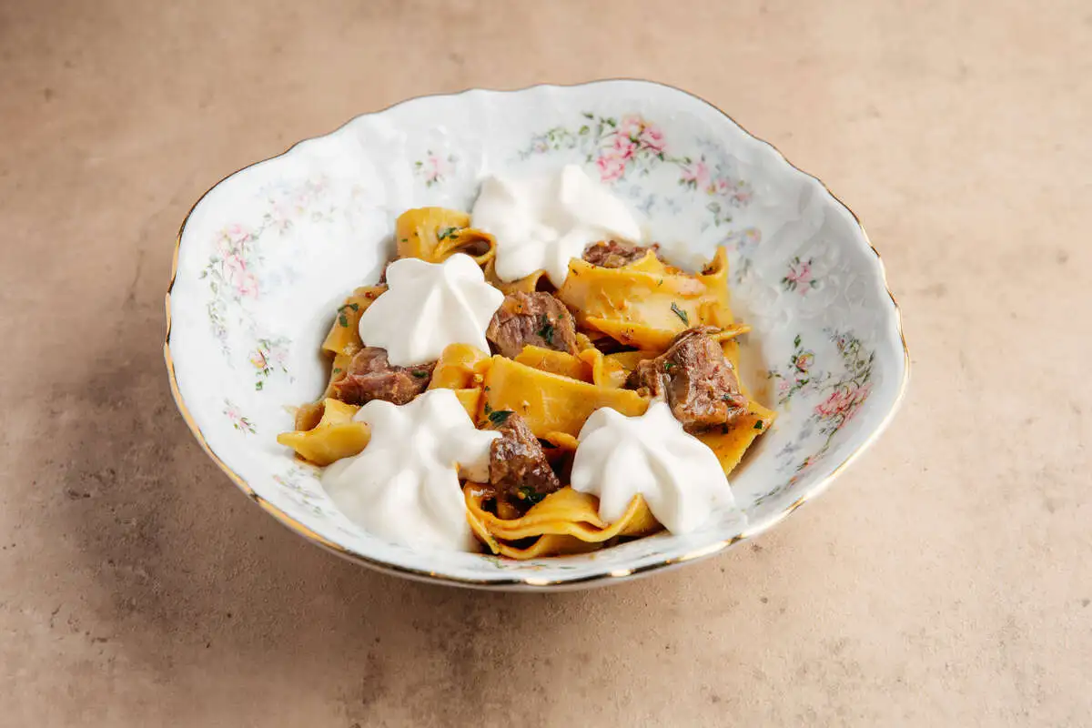 Паста с щечками и муссом пармезан