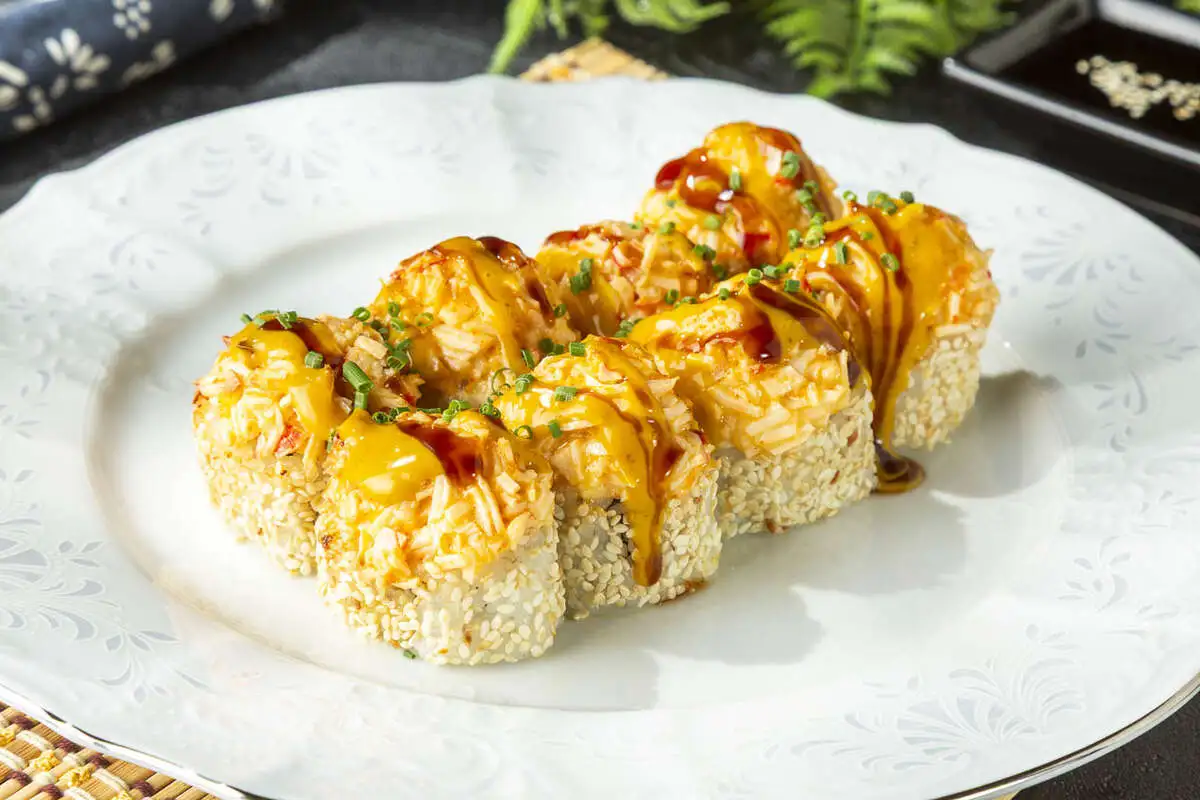 Запеченный ролл с крабом сурими