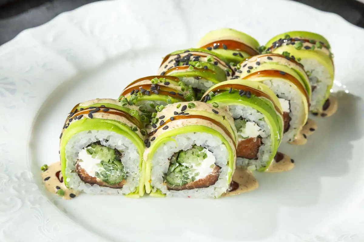 Филадельфия с форелью и авокадо