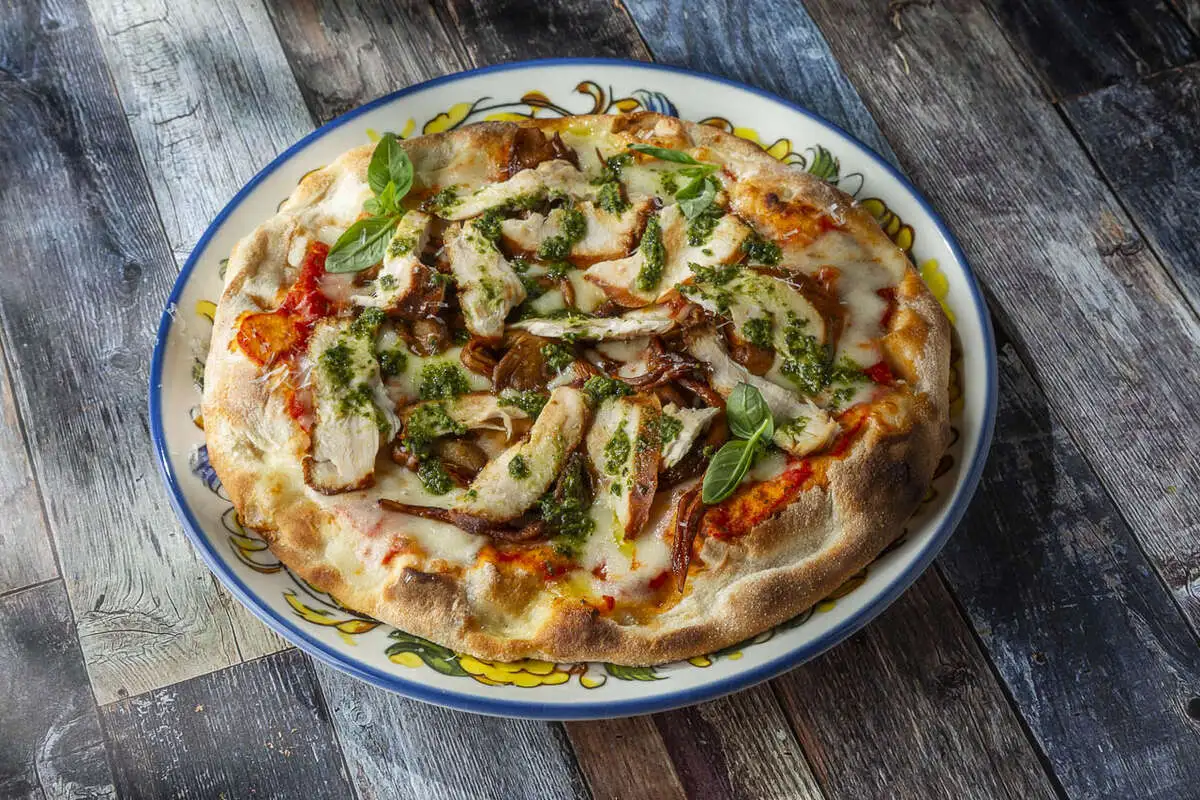 Пицца с курицей и вешенками