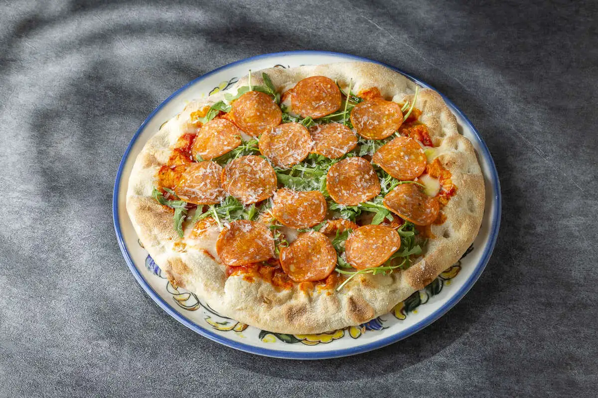 Пицца с пеперони и руколой