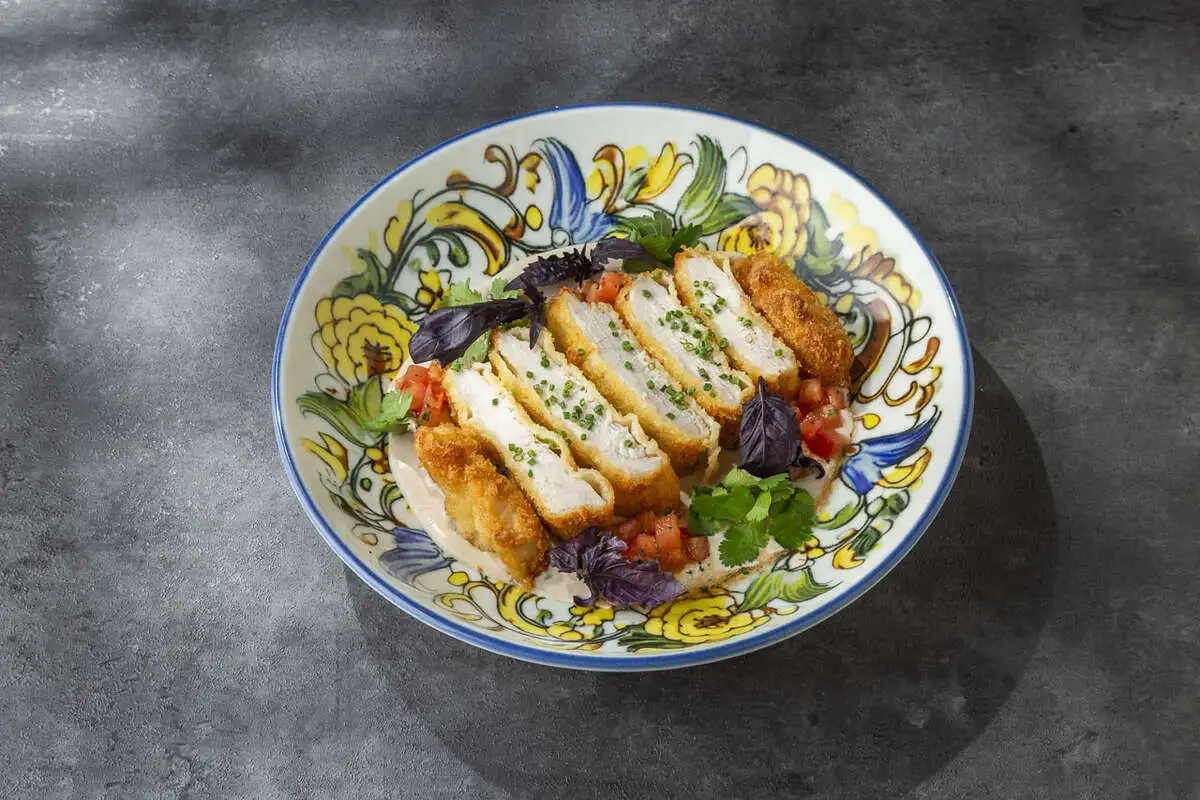 Куриный шницель в соусе тоннато и томатами