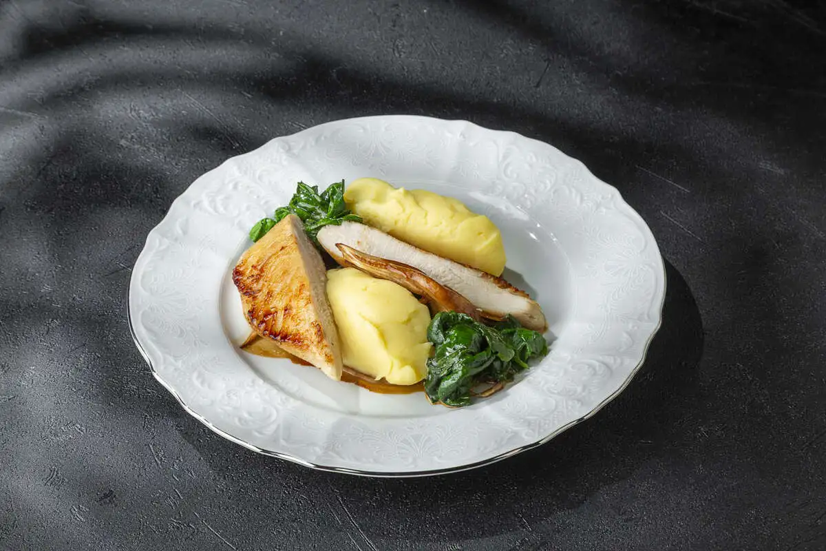 Куриное филе с вешенками и шпинатом