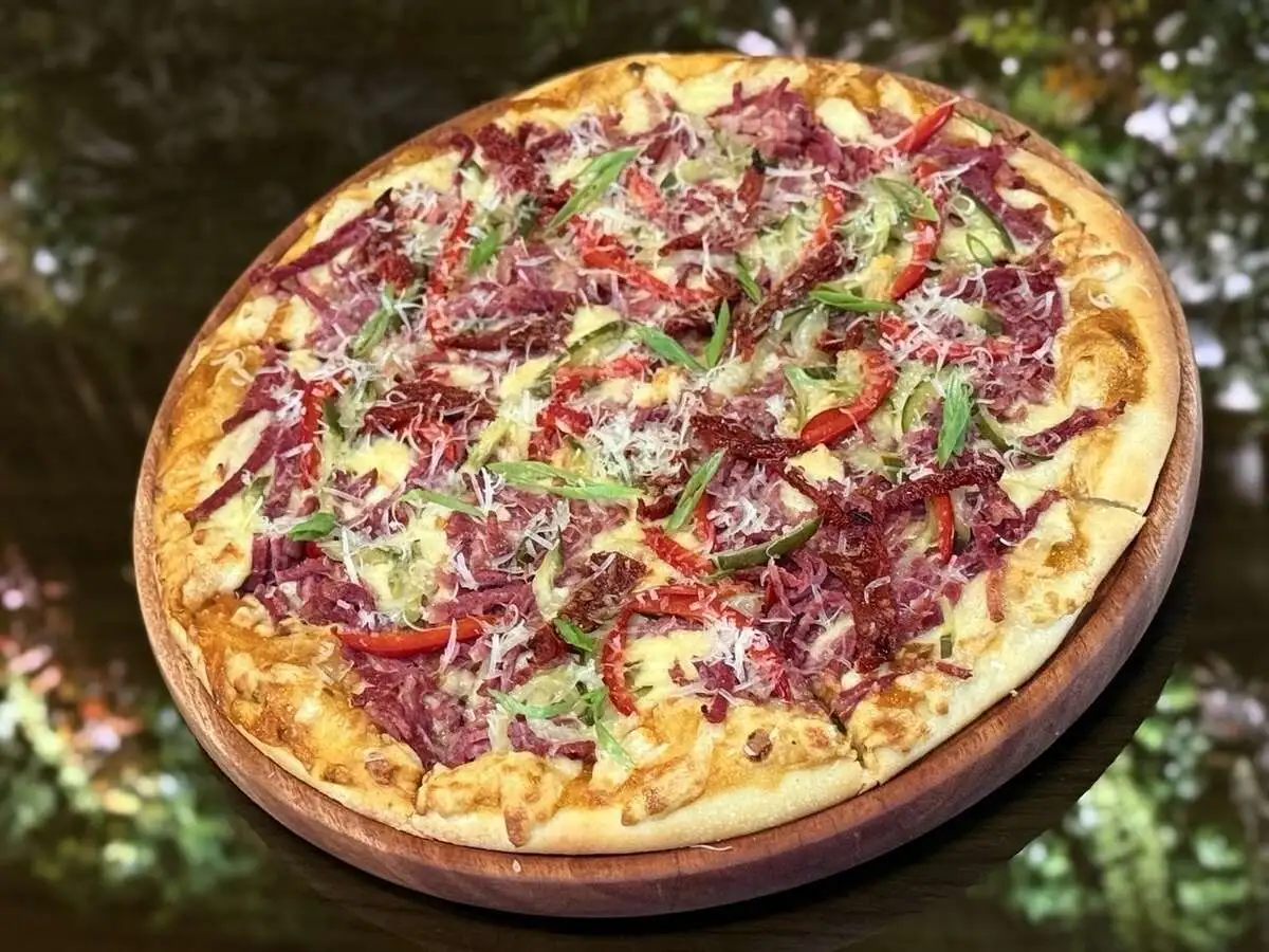 Пицца с беконом, вялеными томатами и солеными огурцами/Pizza with bacon, sun-dried tomatoes and pickles
