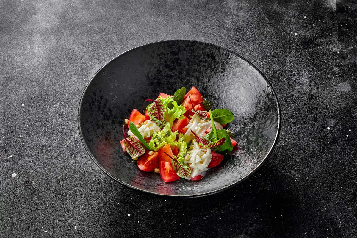 Салат с томатами и фермерской страчателлой