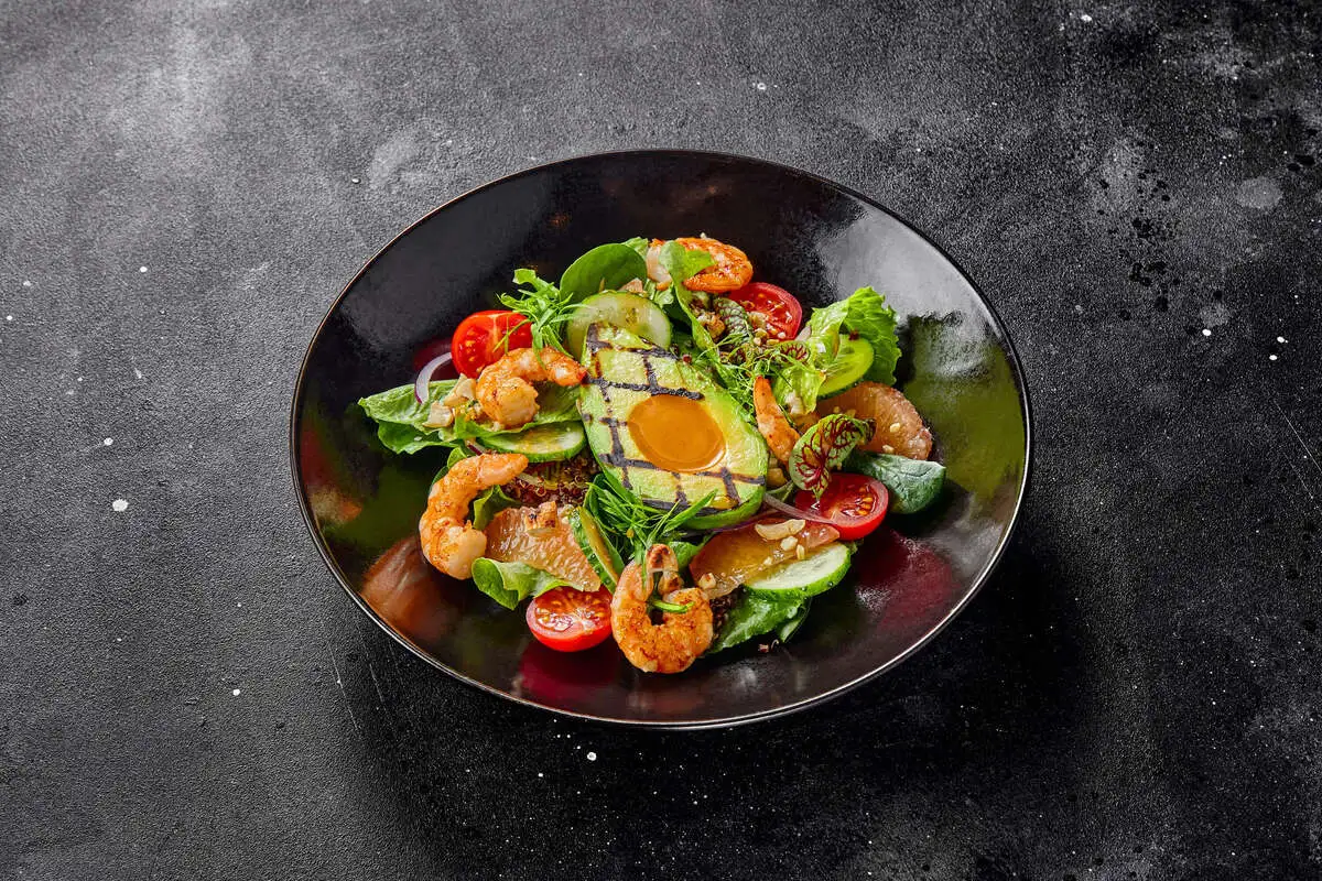 Зеленый салат с авокадо гриль и креветкой