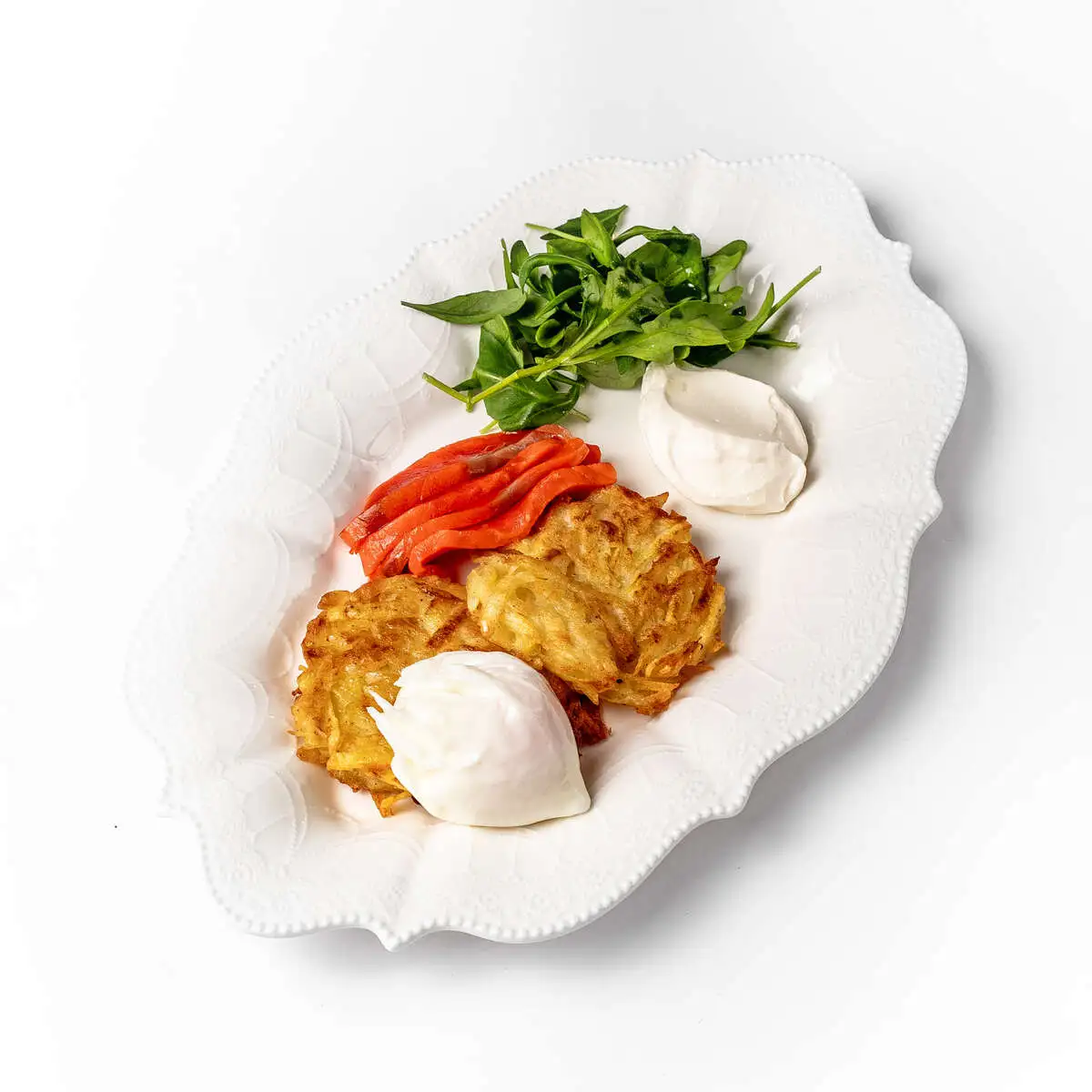 Драник с лососем и копченой сметаной