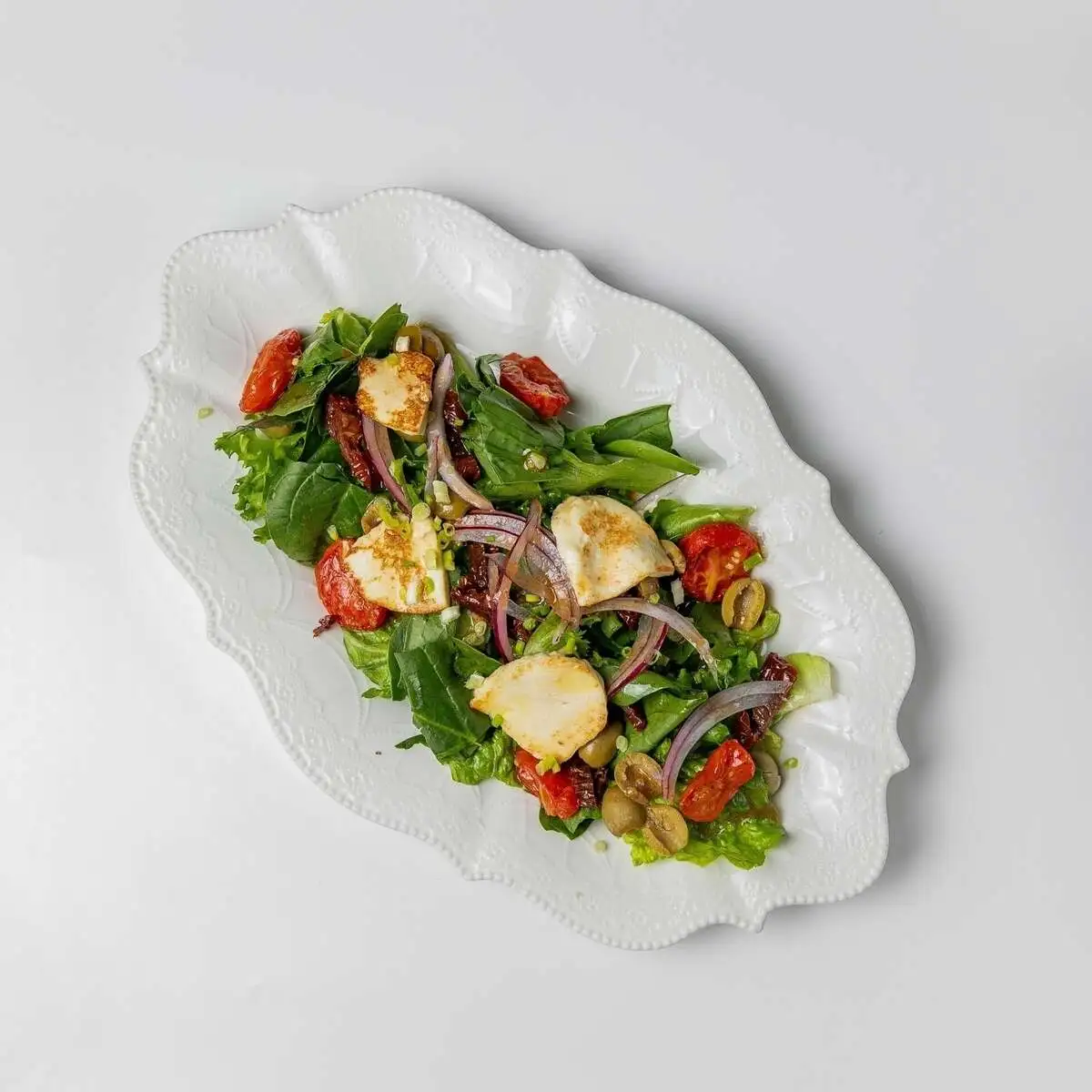 Салат с адыгейским сыром, овощами и томатами