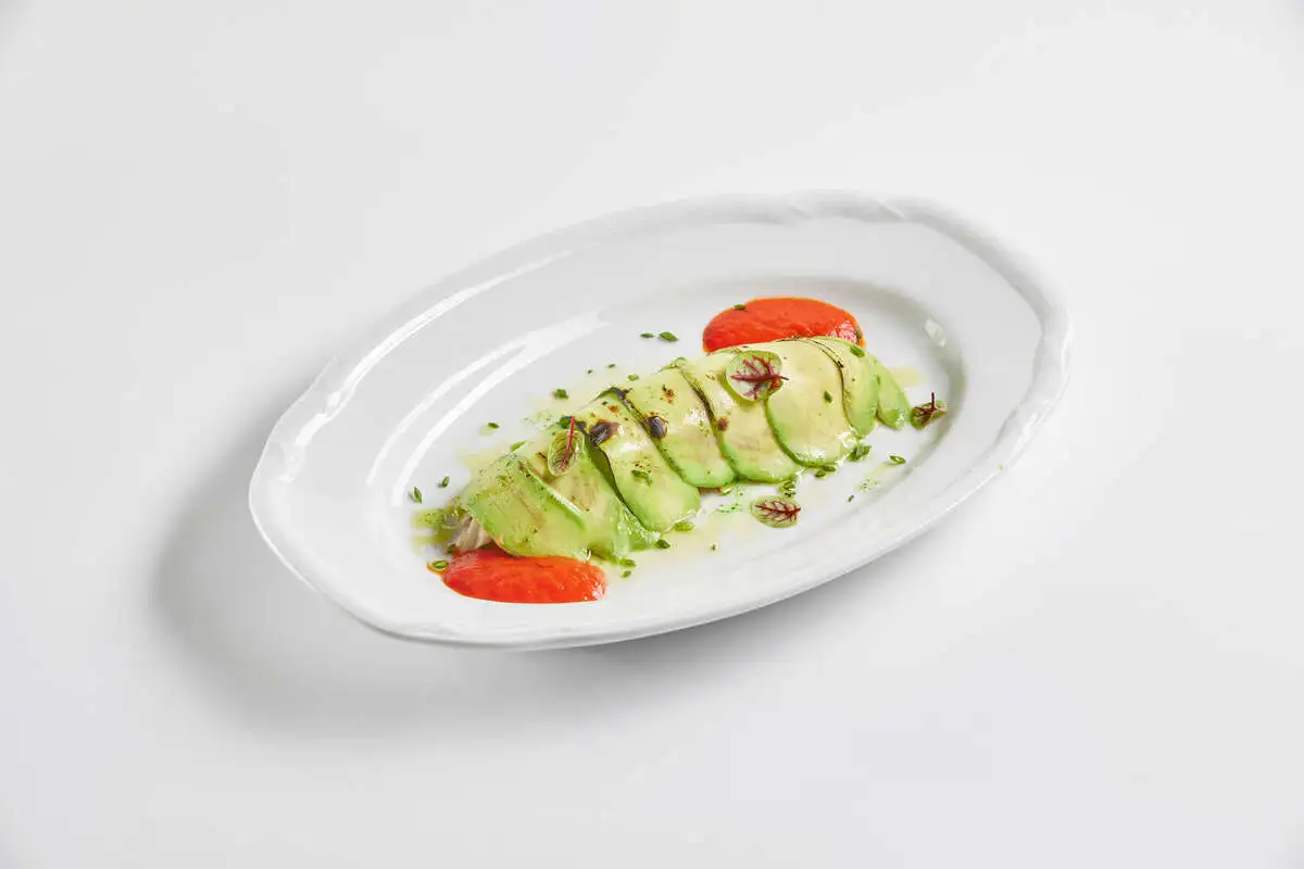 Салат с крабом и соусом амарильо