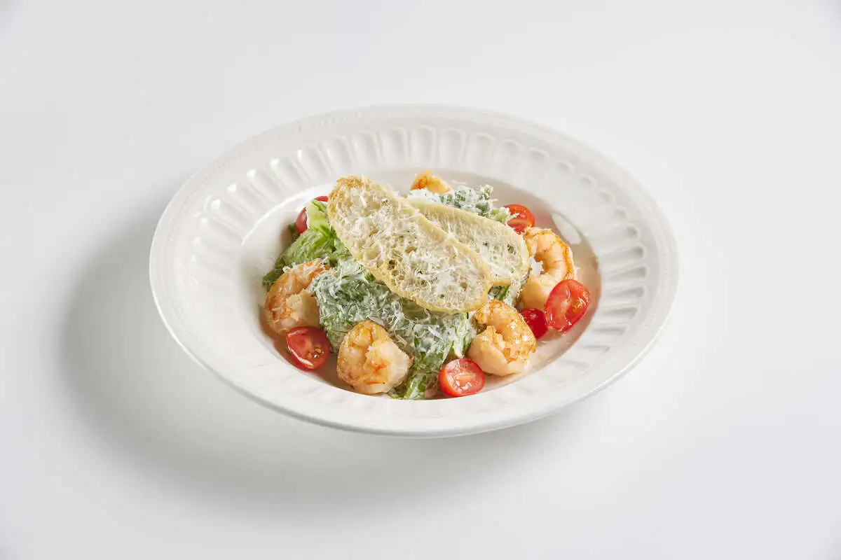 Салат Цезарь с креветками