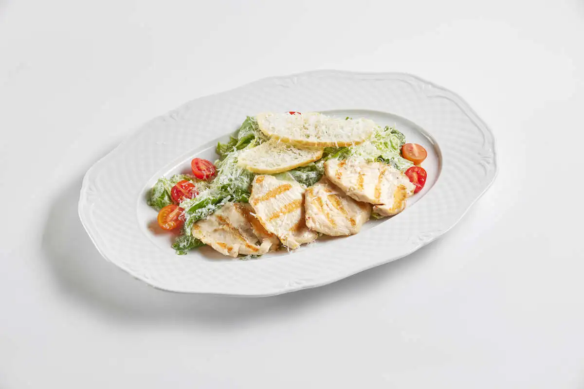 Салат Цезарь с курицей