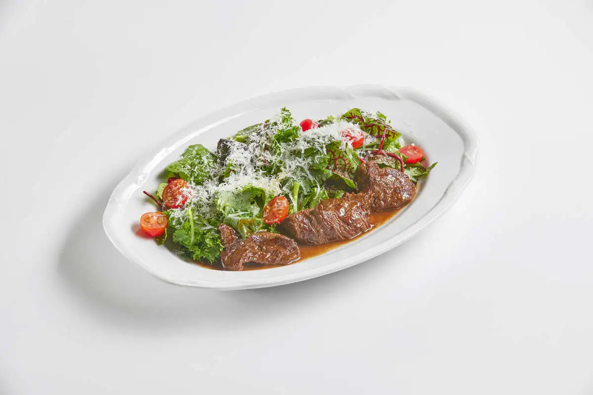 Тёплый салат с говяжьей вырезкой