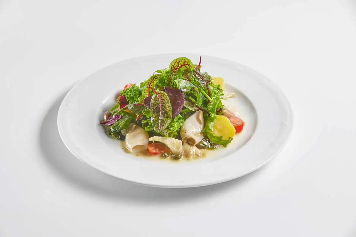 Тёплый салат с кальмарами