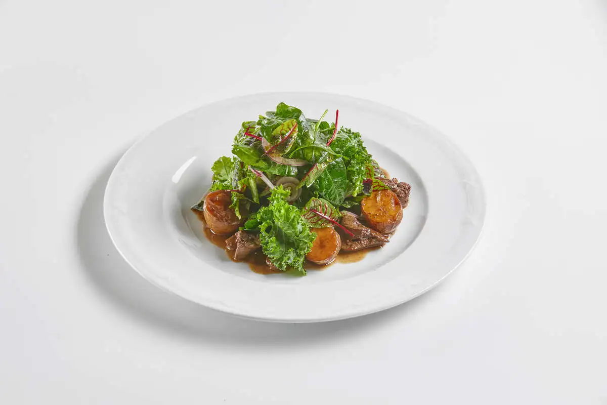 Теплый салат с куриной печенью и мини-картофелем