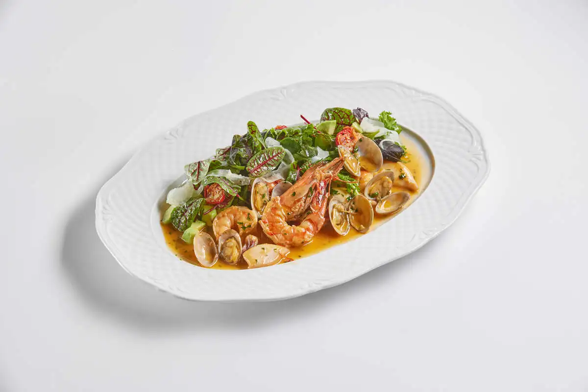 Теплый салат с морепродуктами