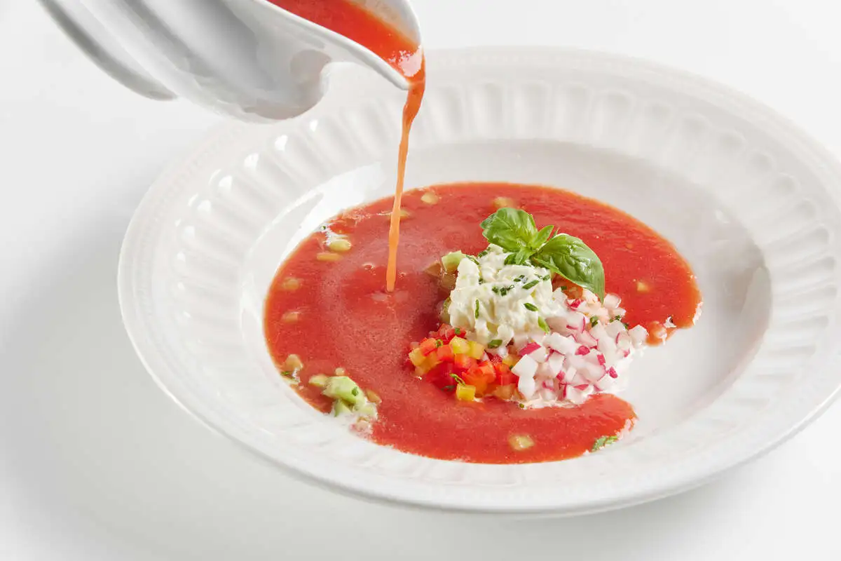 Гаспачо с крабом и страчателлой