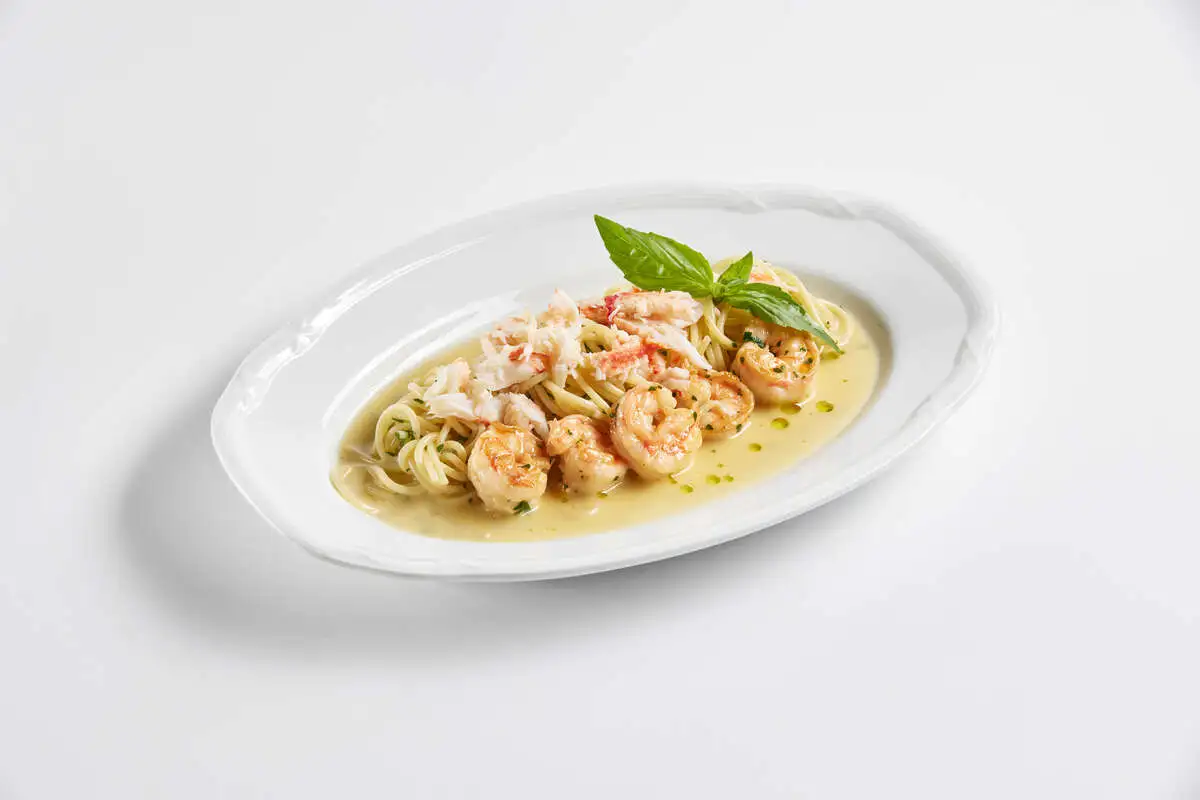 Спагетти с креветками и крабом