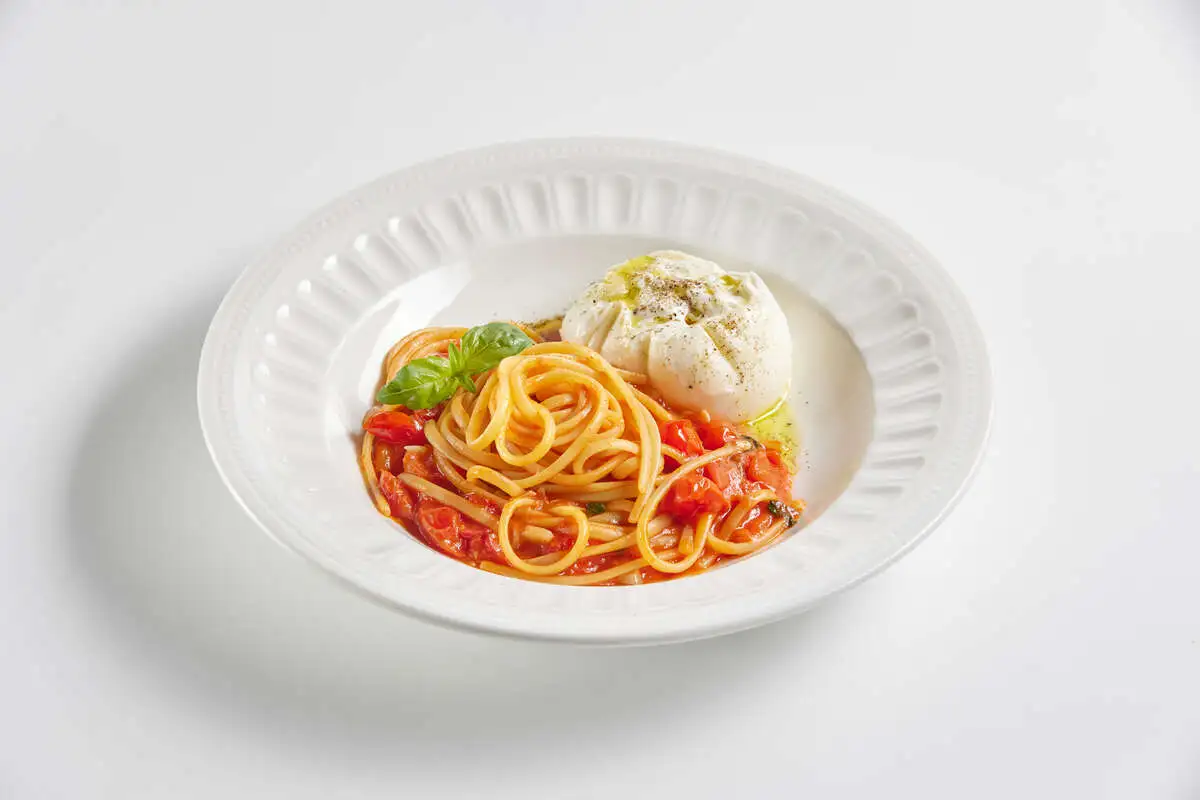 Лингвини аль помодоро с бурратой