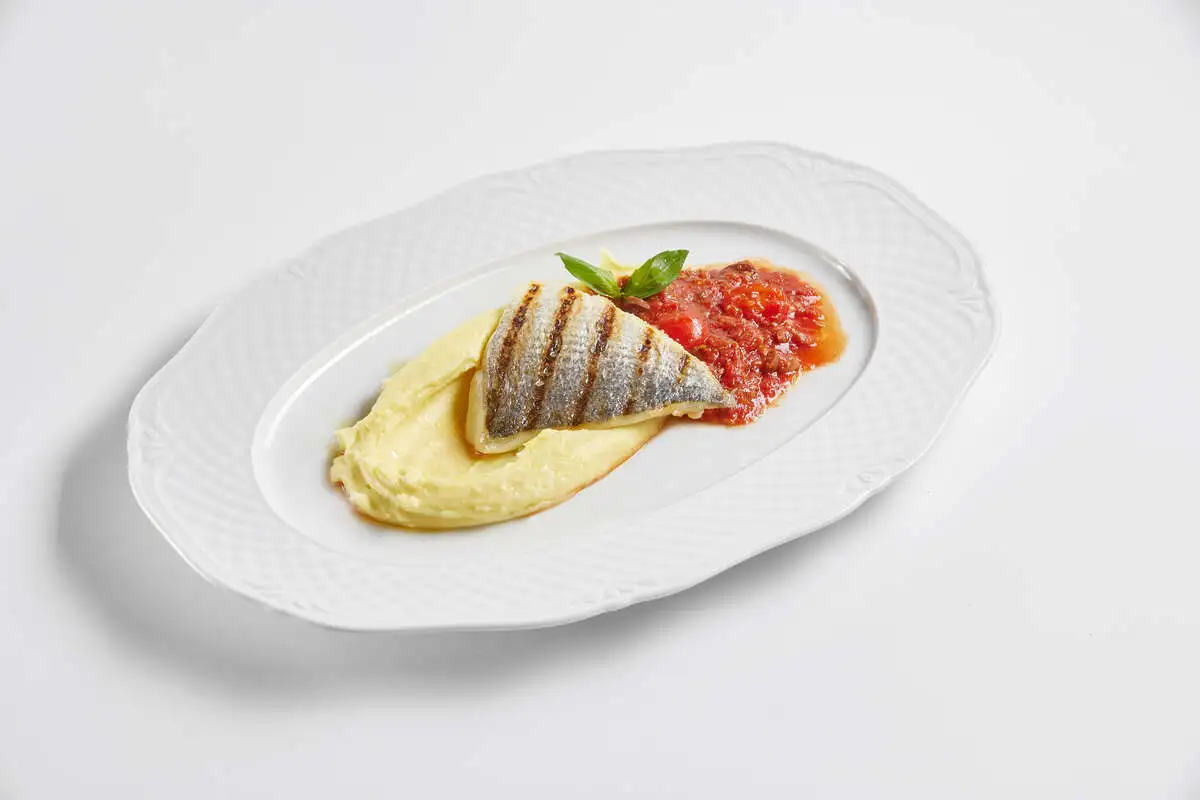 Дорадо с картофельным пюре и соусом путтанеска